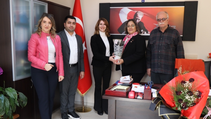 İzmit Belediyesi, Kadın Muhtarları Ziyaret Ederek 8 Mart’ı Kutladı
